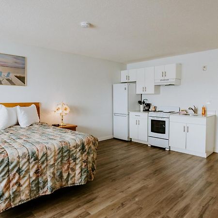 Western Budget Plus Mosaic Suites Penhold エクステリア 写真