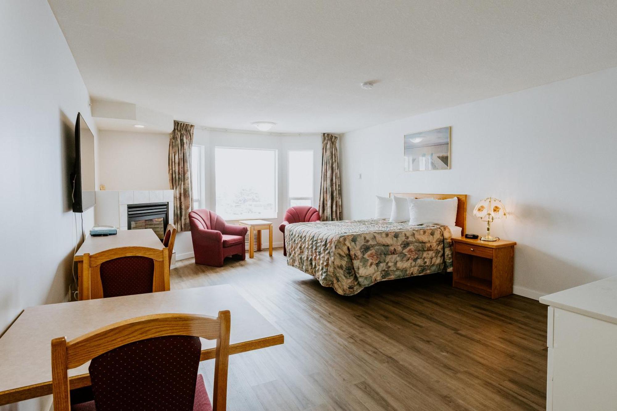 Western Budget Plus Mosaic Suites Penhold エクステリア 写真