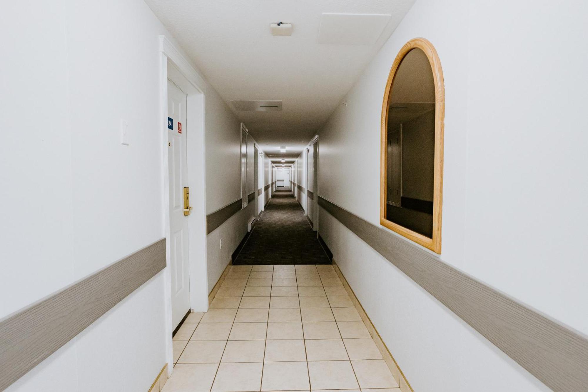 Western Budget Plus Mosaic Suites Penhold エクステリア 写真