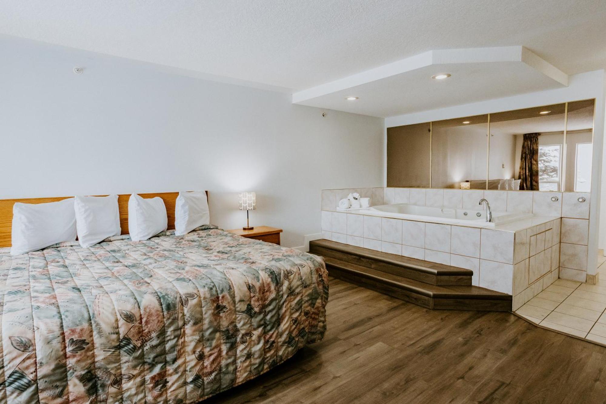 Western Budget Plus Mosaic Suites Penhold エクステリア 写真