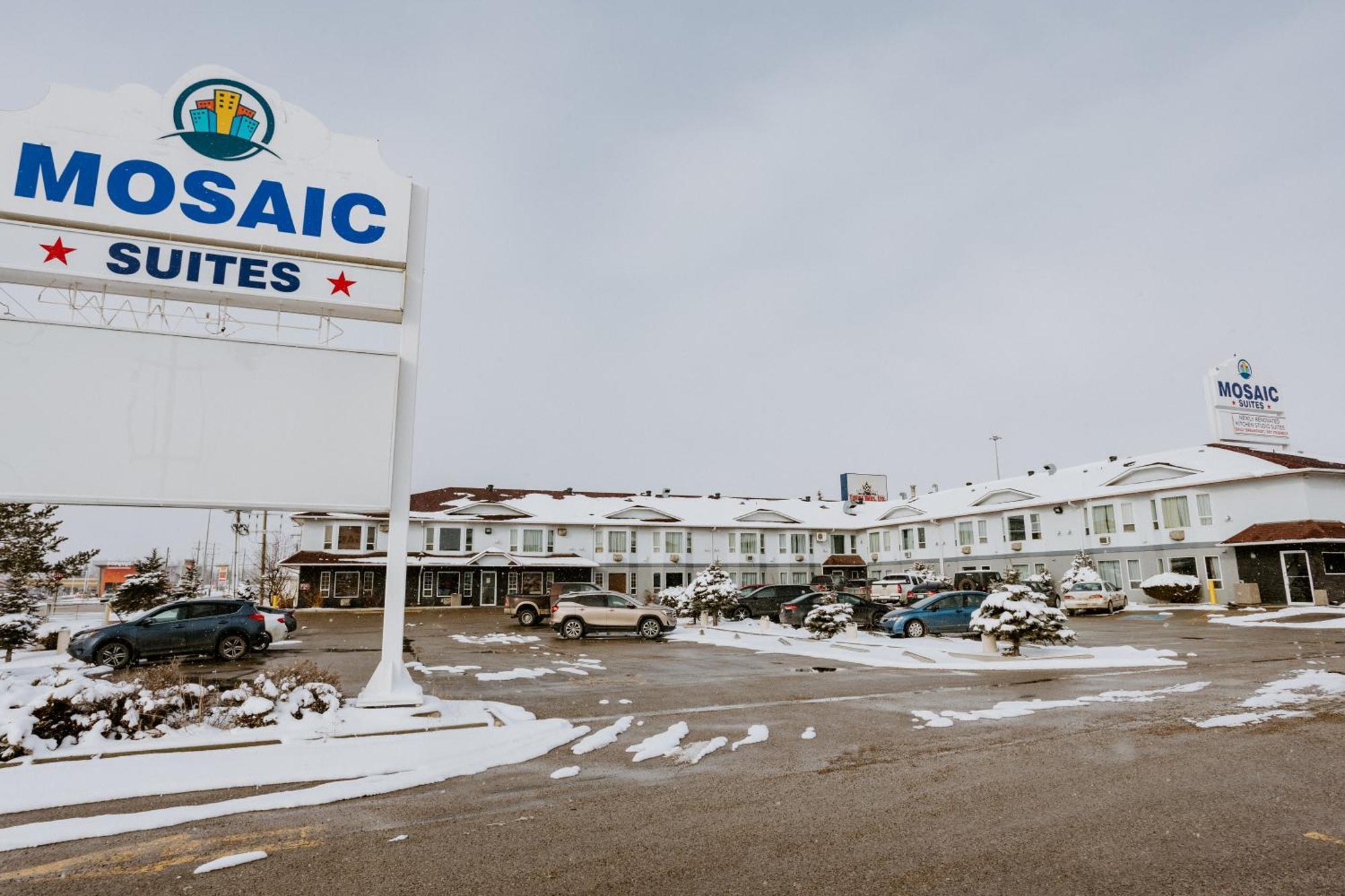 Western Budget Plus Mosaic Suites Penhold エクステリア 写真