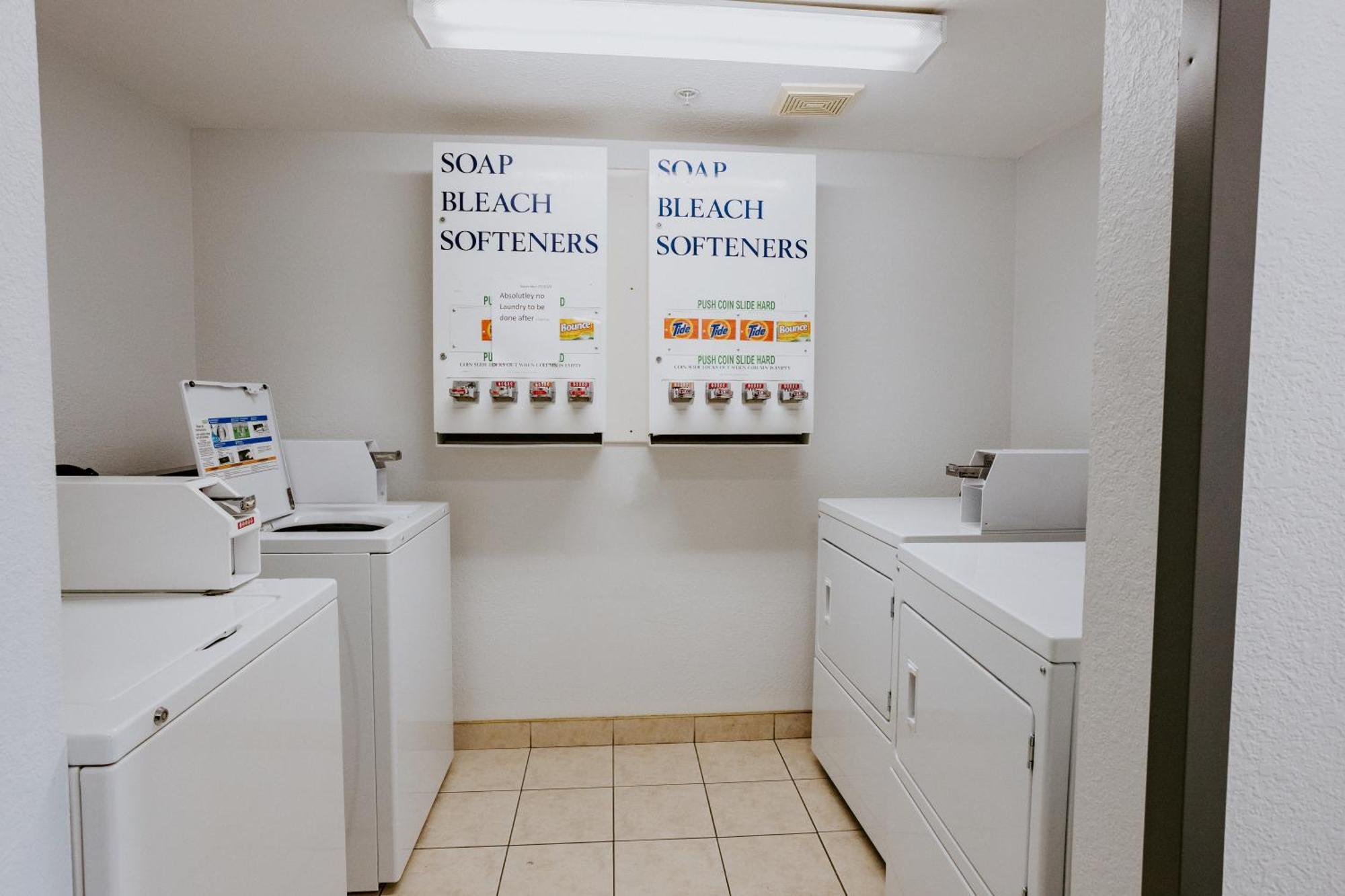Western Budget Plus Mosaic Suites Penhold エクステリア 写真