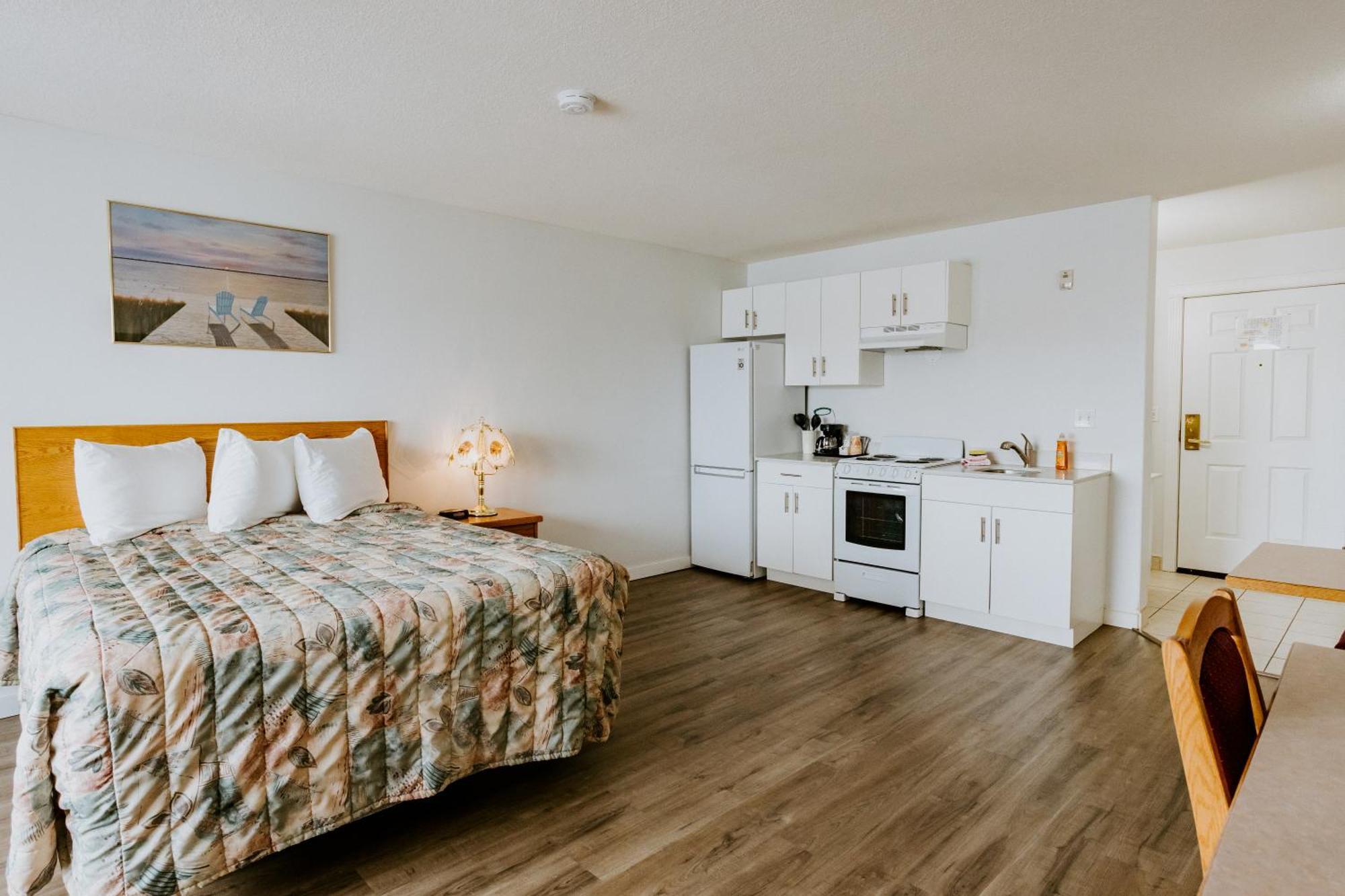 Western Budget Plus Mosaic Suites Penhold エクステリア 写真