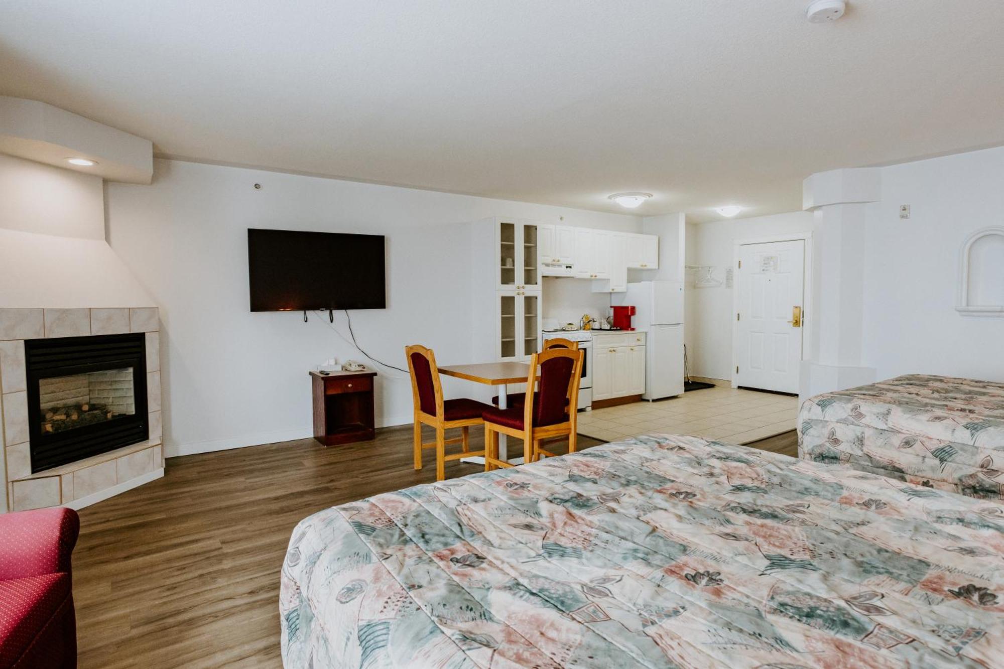 Western Budget Plus Mosaic Suites Penhold エクステリア 写真