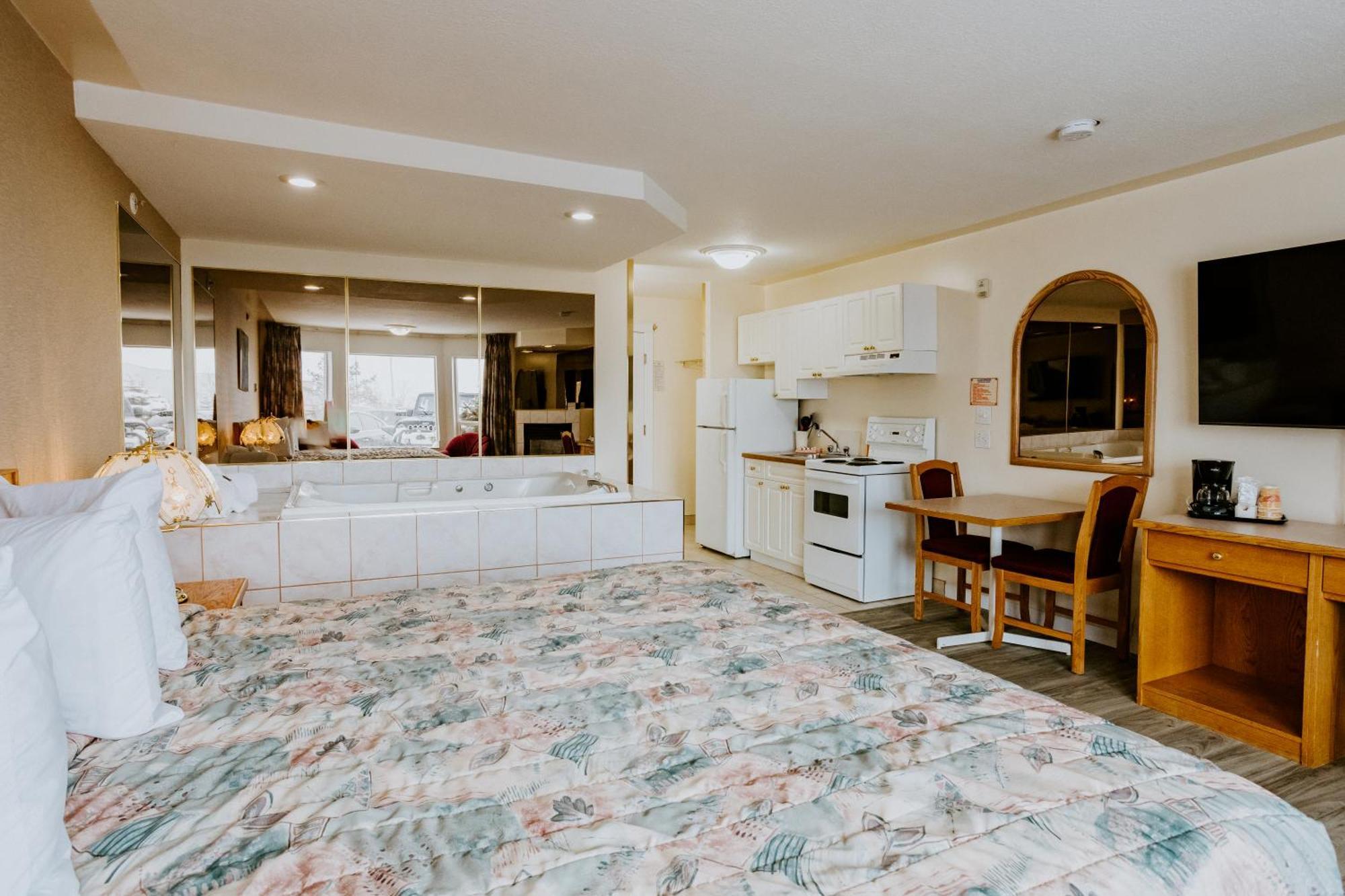 Western Budget Plus Mosaic Suites Penhold エクステリア 写真