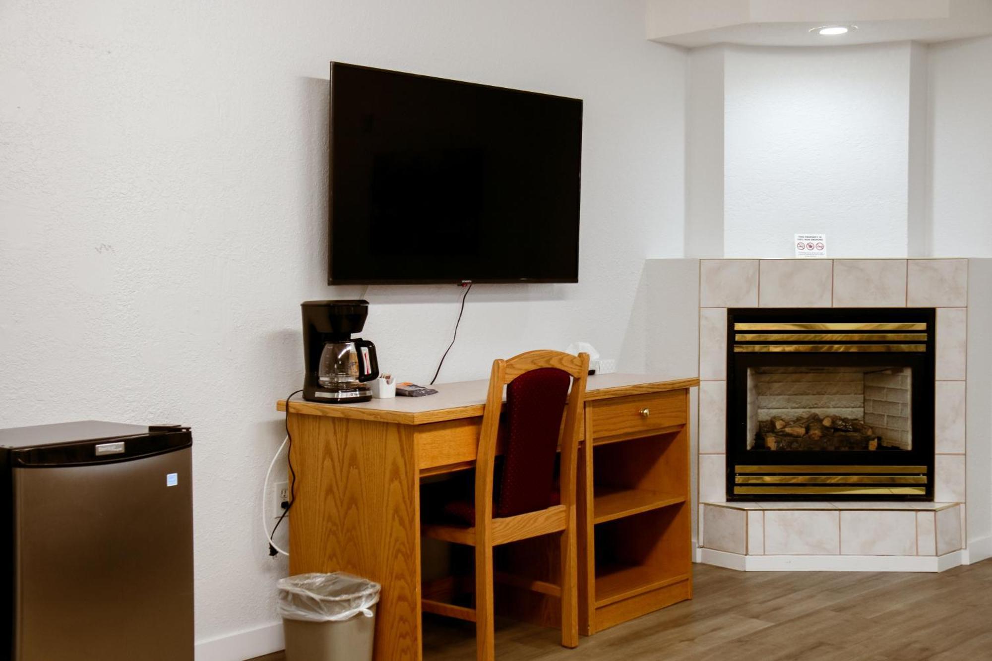 Western Budget Plus Mosaic Suites Penhold エクステリア 写真