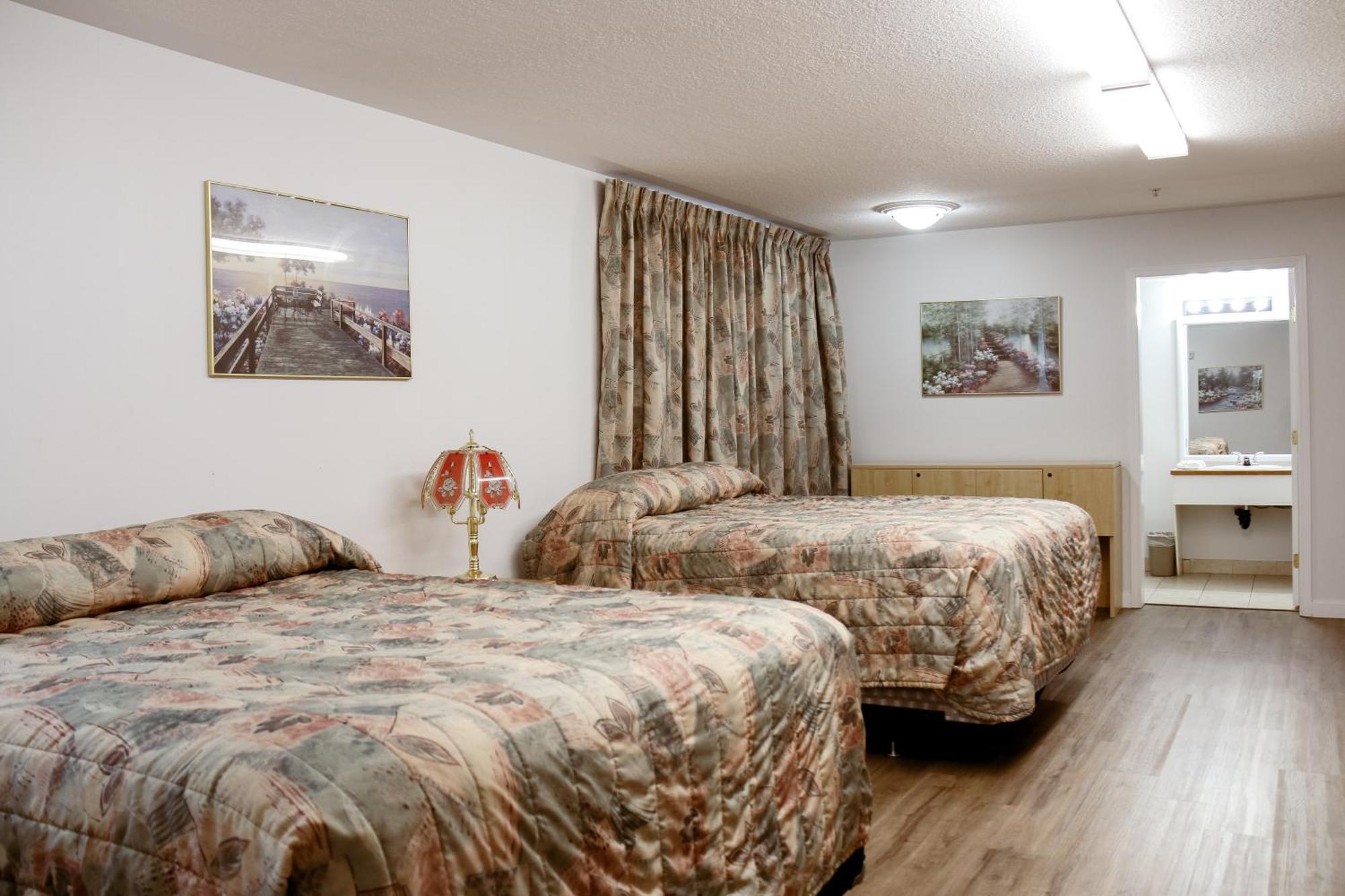 Western Budget Plus Mosaic Suites Penhold エクステリア 写真